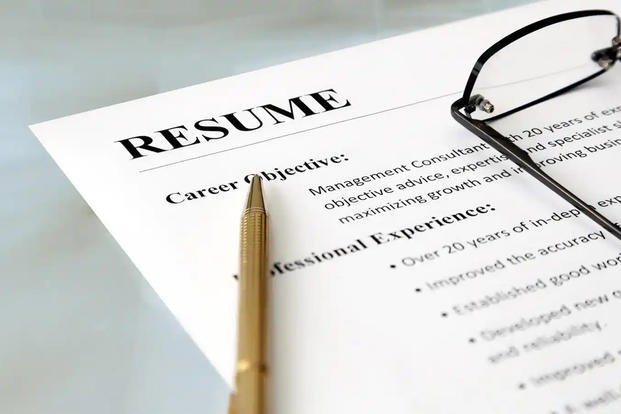 The Army Community Service Employment Readiness Program assists military-connected job seekers in federal employment, including account creation, hiring eligibility and resume tailoring, promoting a 5-page federal resume. 